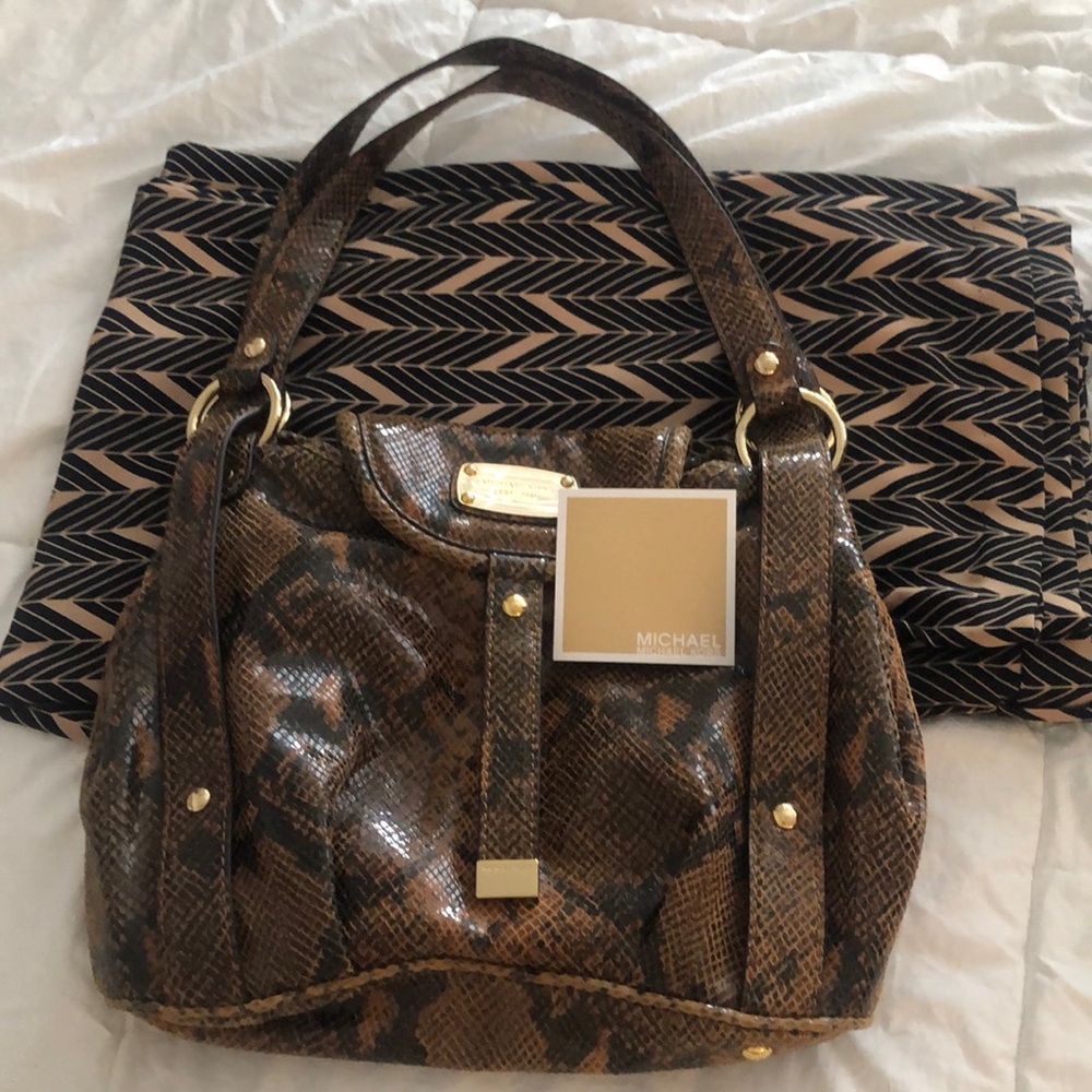 Beautiful and comfortable shoulders bag very clean semi-new python